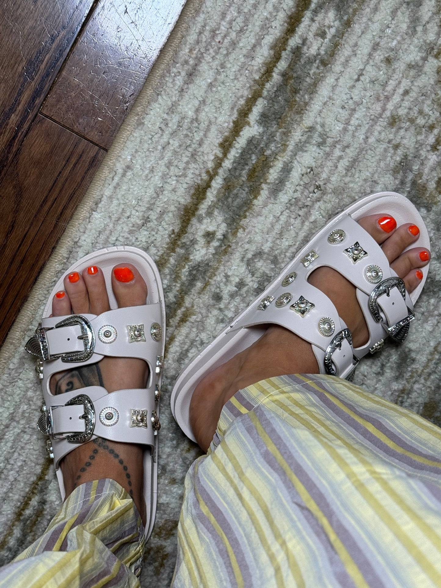 Buckle down diva slides