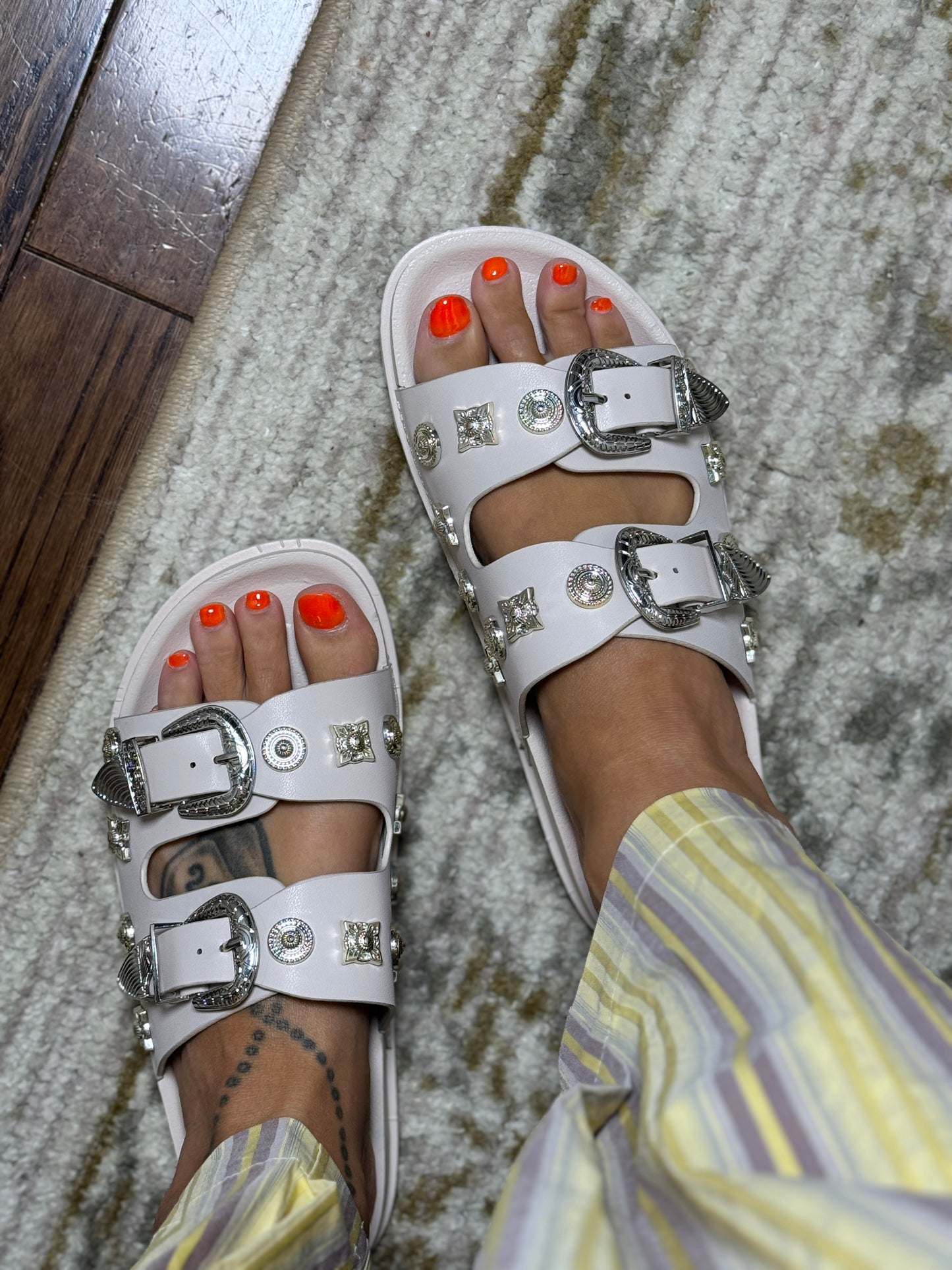 Buckle down diva slides